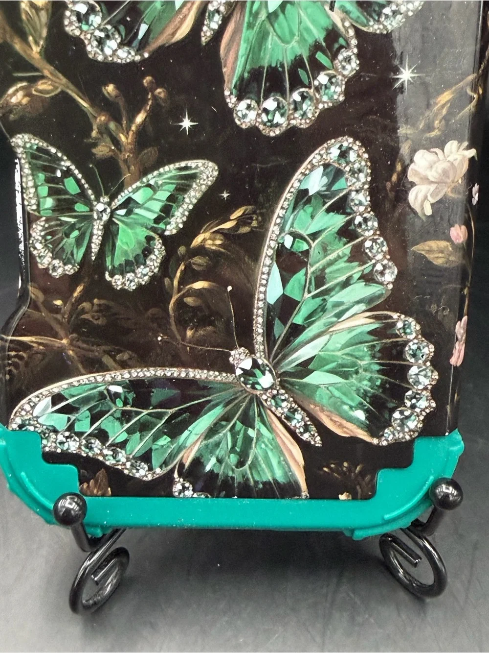 iPhone 17Pro Impact Resistant Butterfly Case - Stylish Black and Green